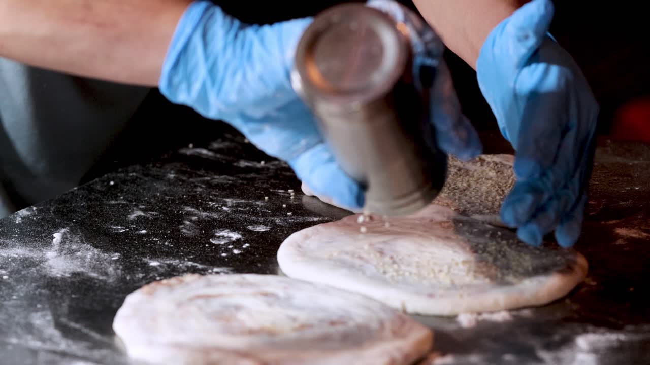 руки в перчатках готовят тесто с приправами