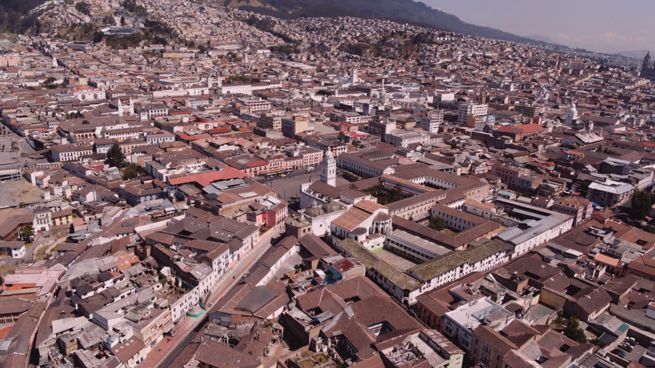 centro historico de quito y la plaza de santo domingo, en el fondo san francisco