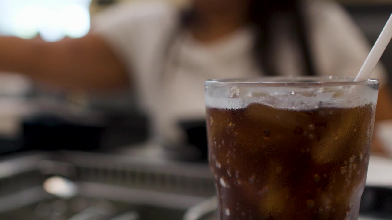 Primo piano statico di una rinfrescante cola ghiacciata su un tavolo a un buffet.