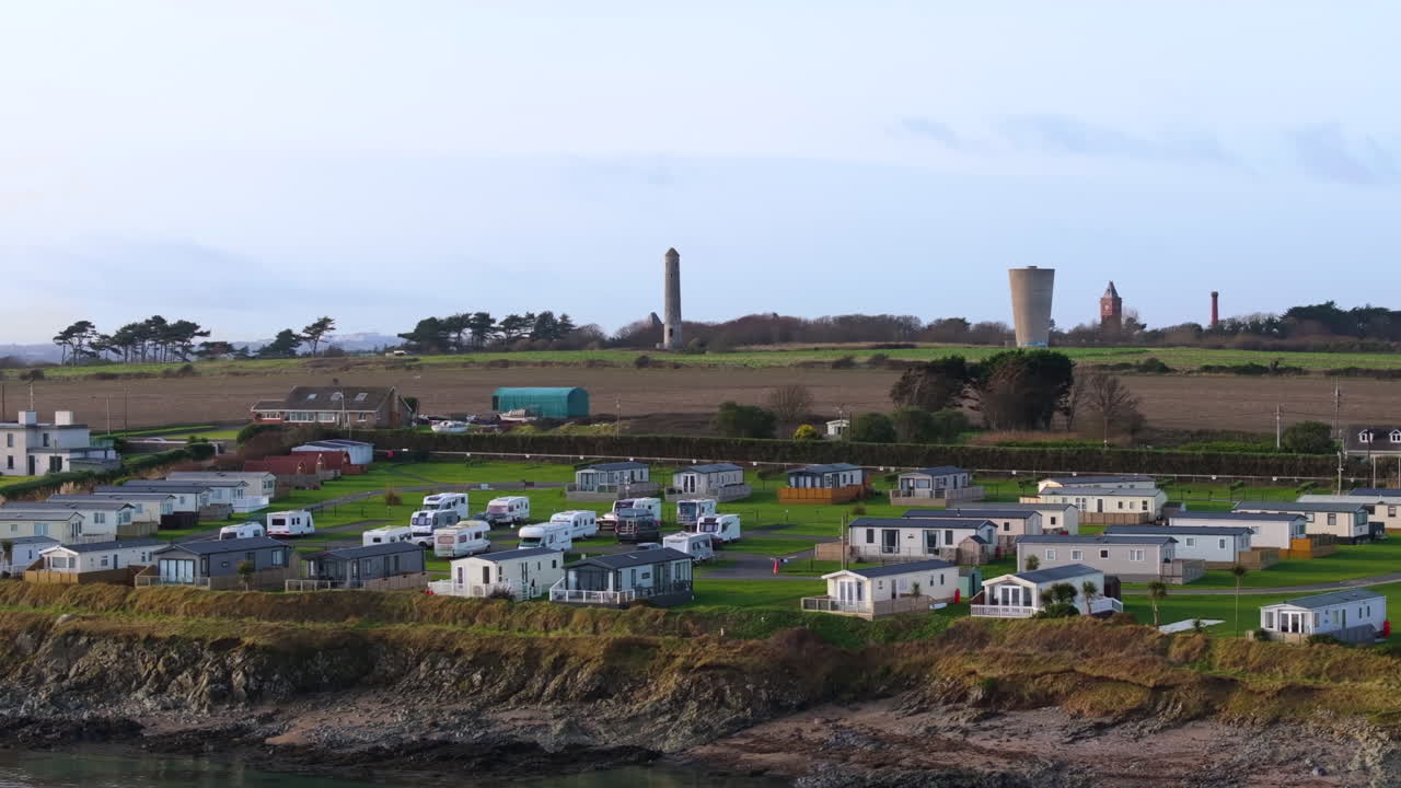4K-Luftaufnahmen eines Ferienparks an der Küste in Donabate Co.Dublin_39