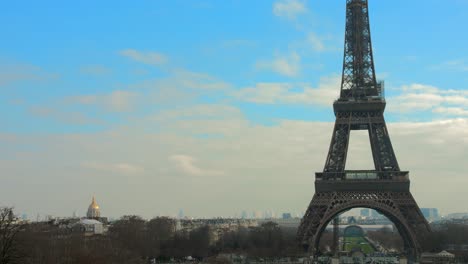 Icónica-Torre-Eiffel-Vista-Desde-La-Plaza-Del-Jardín-Trocadéro-En-París,-Francia