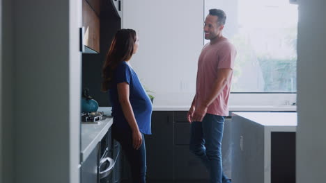 Amante-Marido-Hispano-Con-Esposa-Embarazada-En-Casa-En-La-Cocina-Juntos