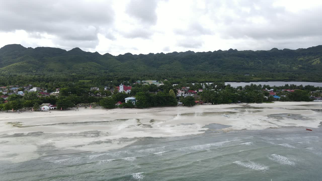 paisaje panorámico de la playa en filipinas playa de arena blanca y horizonte nublado estableciendo vista aérea de avión no tripulado