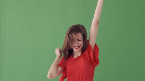 una mujer loca celebrando la victoria.
