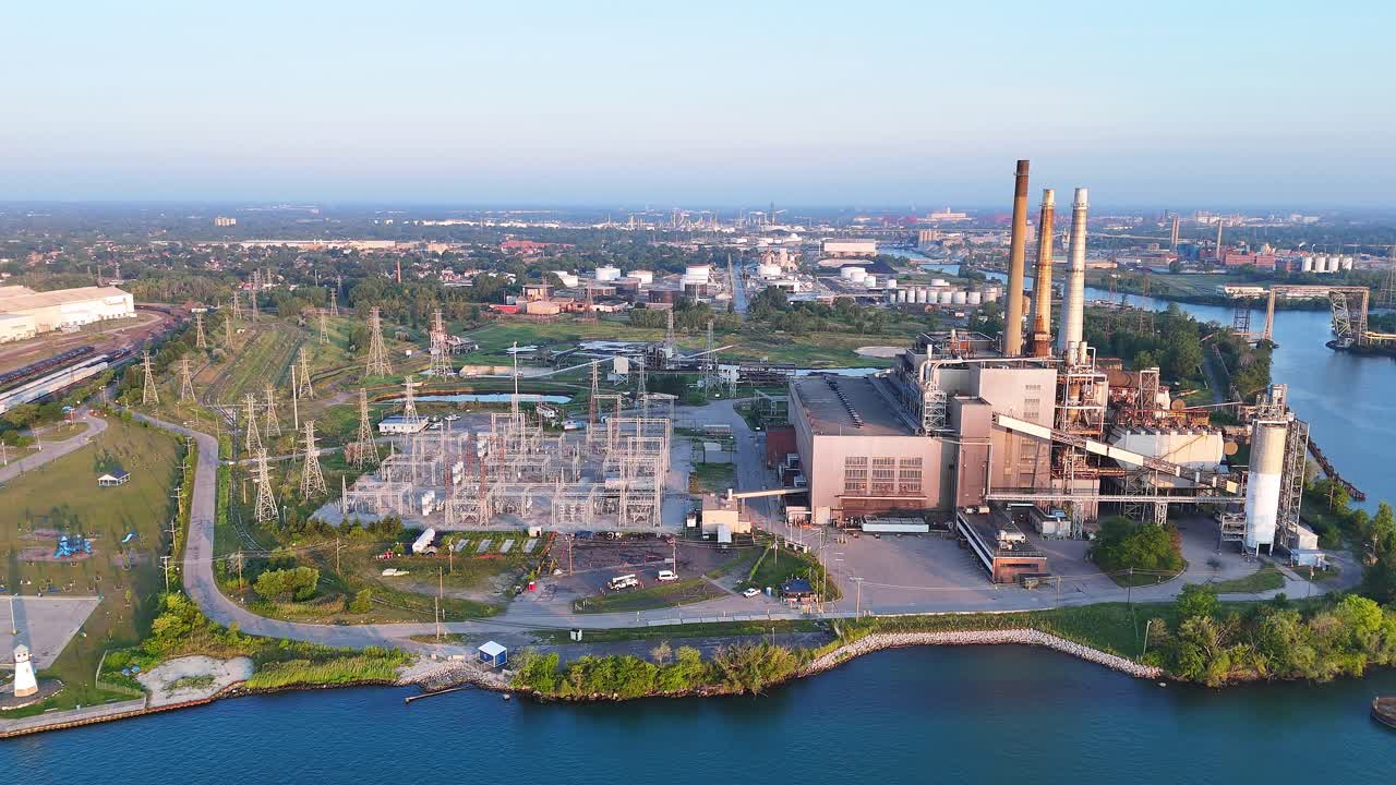 DTE River Rouge Enerji Santrali ve İletim Altyapısının Geniş Hava Açısından Görünümü