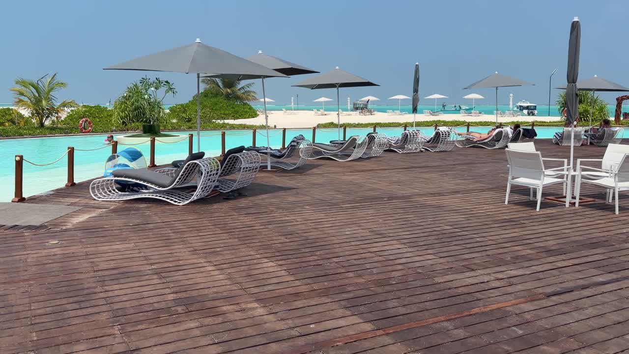 Infinity-poolområde med udsigt over lagune på Maldivernes resort.