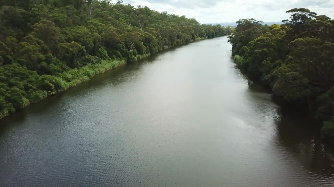 Riprese con drone sul fiume Snowy tra Marlo e Orbost, nel Gippsland, Victoria, Australia, dicembre 2020