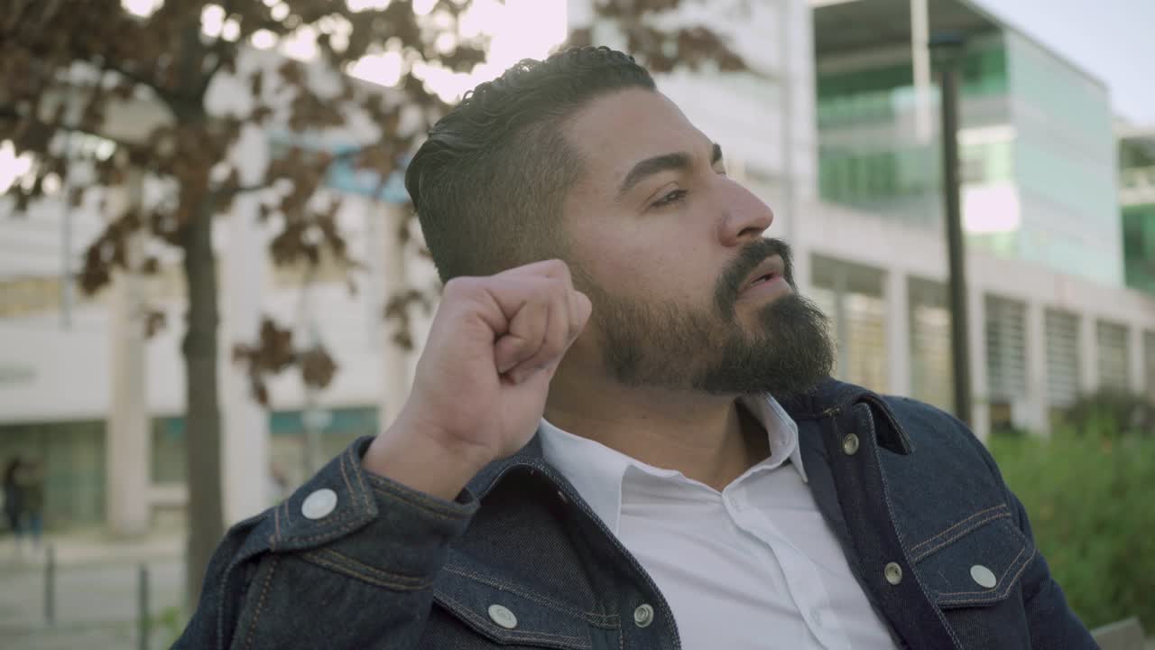 hombre pensativo sentado y mirando hacia afuera