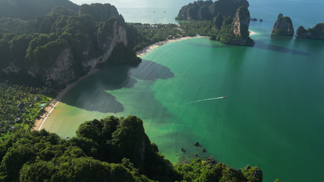 Spiaggia esotica di Railay e scogliere in Thailandia, vista aerea da drone