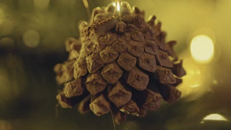 árbol de navidad y adornos con luces