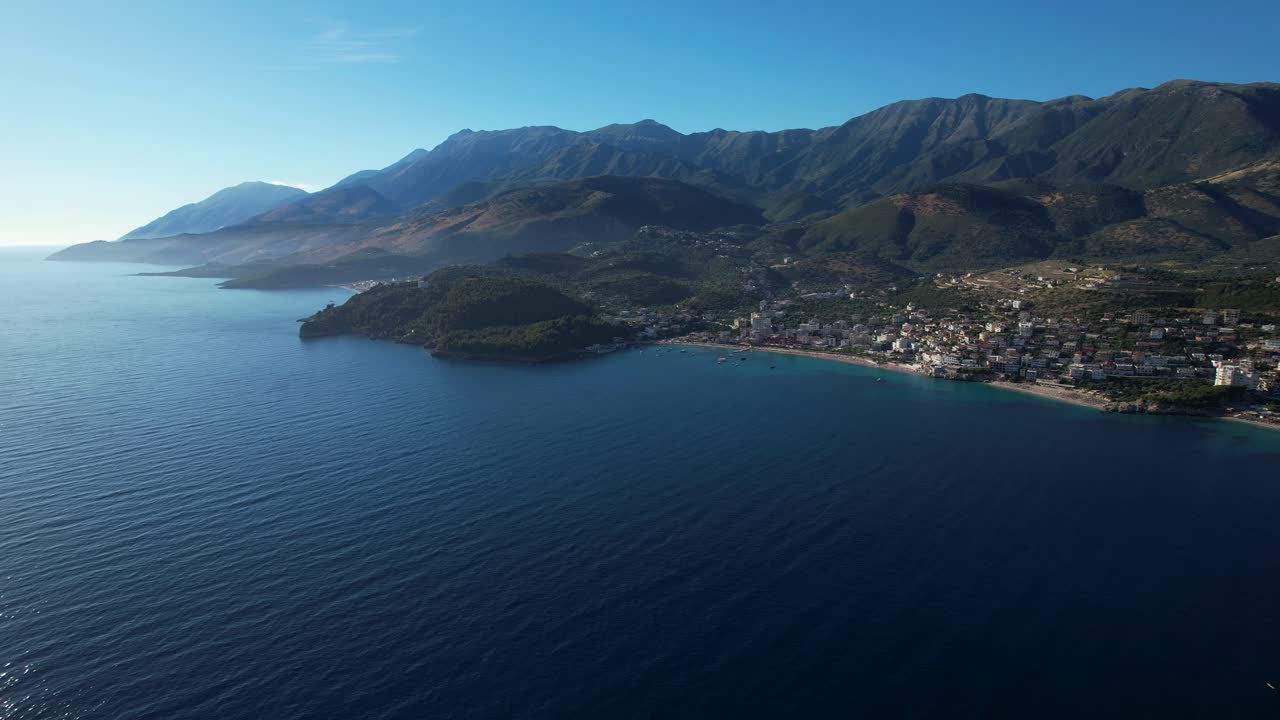 línea costera en la bahía de himara: mar jónico, majestuosas montañas, colinas verdes y coloridas escapadas de verano