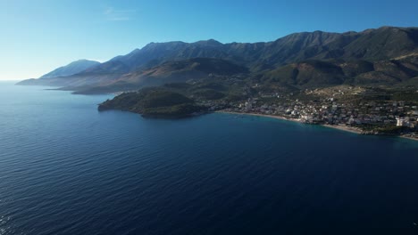 Küstenlinie-In-Der-Himara-Bucht:-Ionisches-Meer,-Majestätische-Berge,-Grüne-Hügel-Und-Farbenfrohe-Sommerfluchten