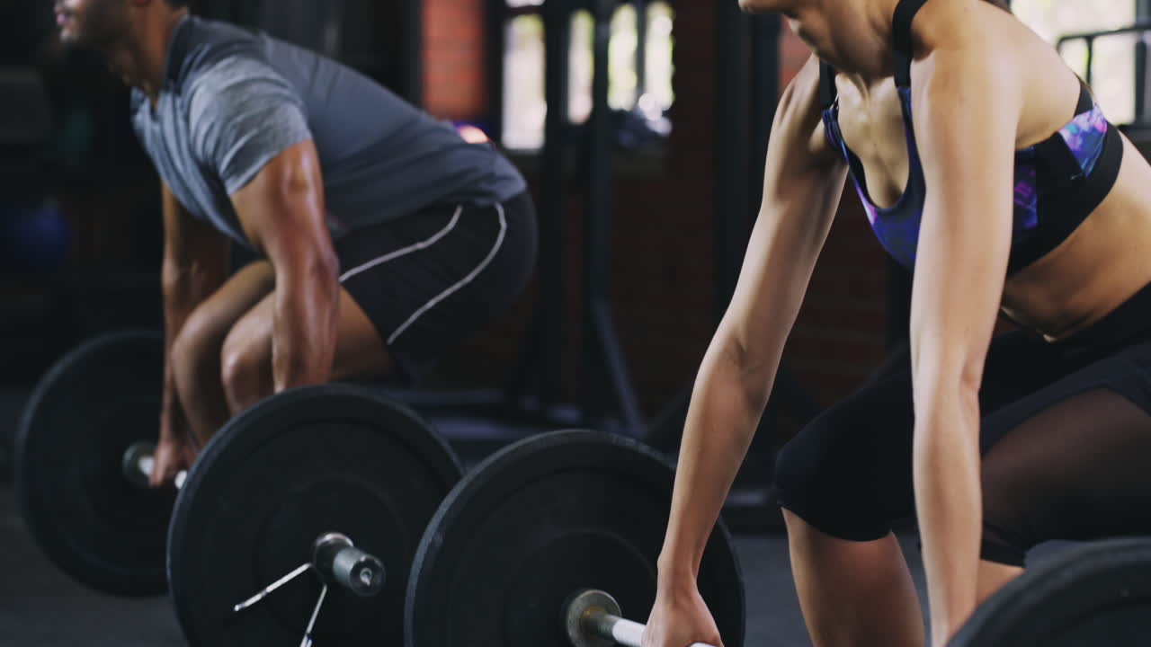 그들은 서로를 조금 더 밀어붙입니다.