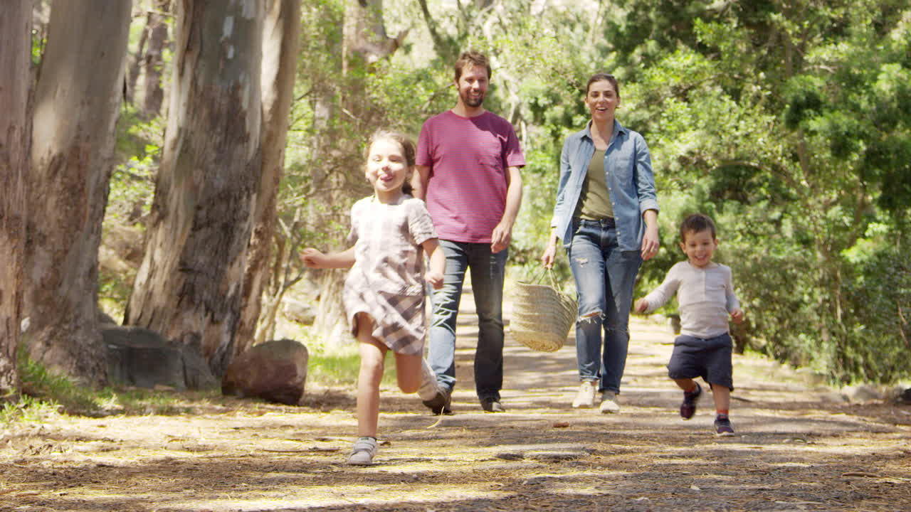 familia caminando por el camino a través del bosque juntos
