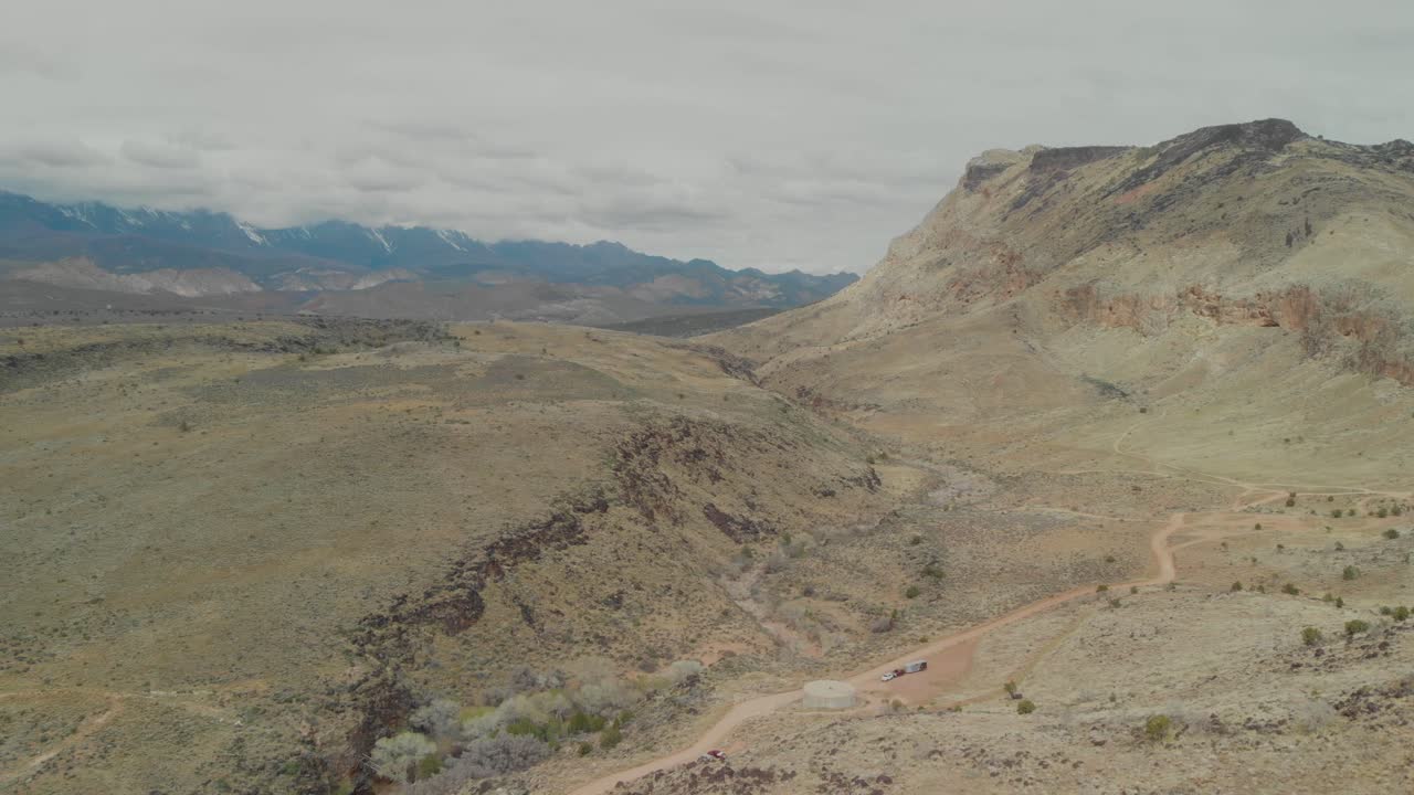 Ampia panoramica aerea verso l'alto di una lunga strada sterrata che porta alle cascate di Toquerville nello Utah meridionale