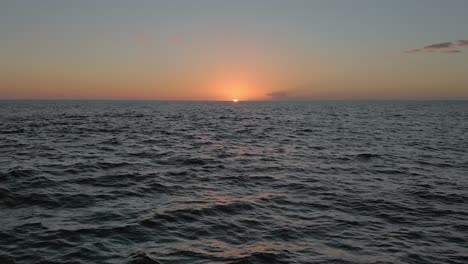 la puesta de sol sobre la serena costa de la playa de kailua cerca de kona en la isla grande, hawai