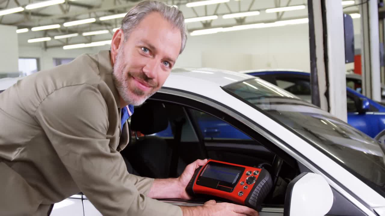 mecánico usando una herramienta de diagnóstico