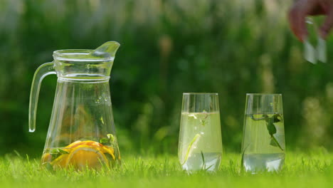 bebidas refrescantes de verano en la hierba