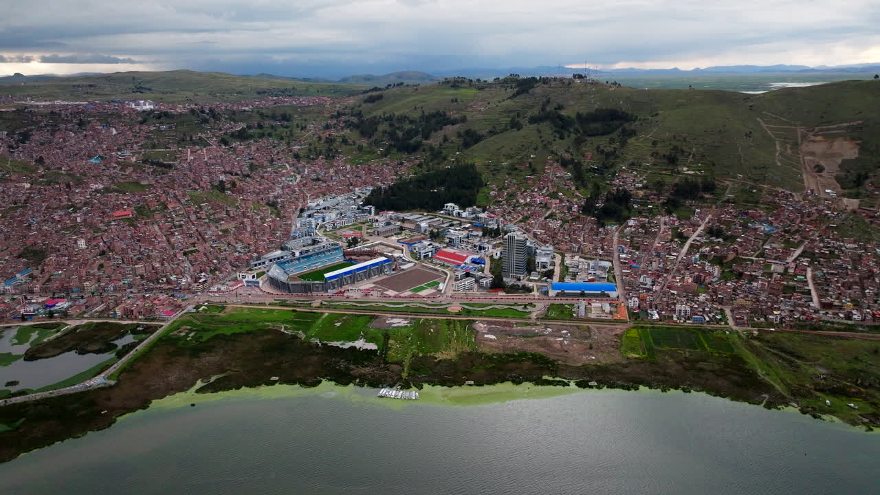 Università Nazionale dell'Altiplano di Puno sulle rive del Lago Titicaca, vista aerea
