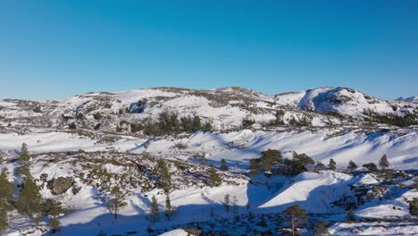 Snow-Blanketed-Nature-With-Mountain-Ridges-Near-Bessaker,-Norway