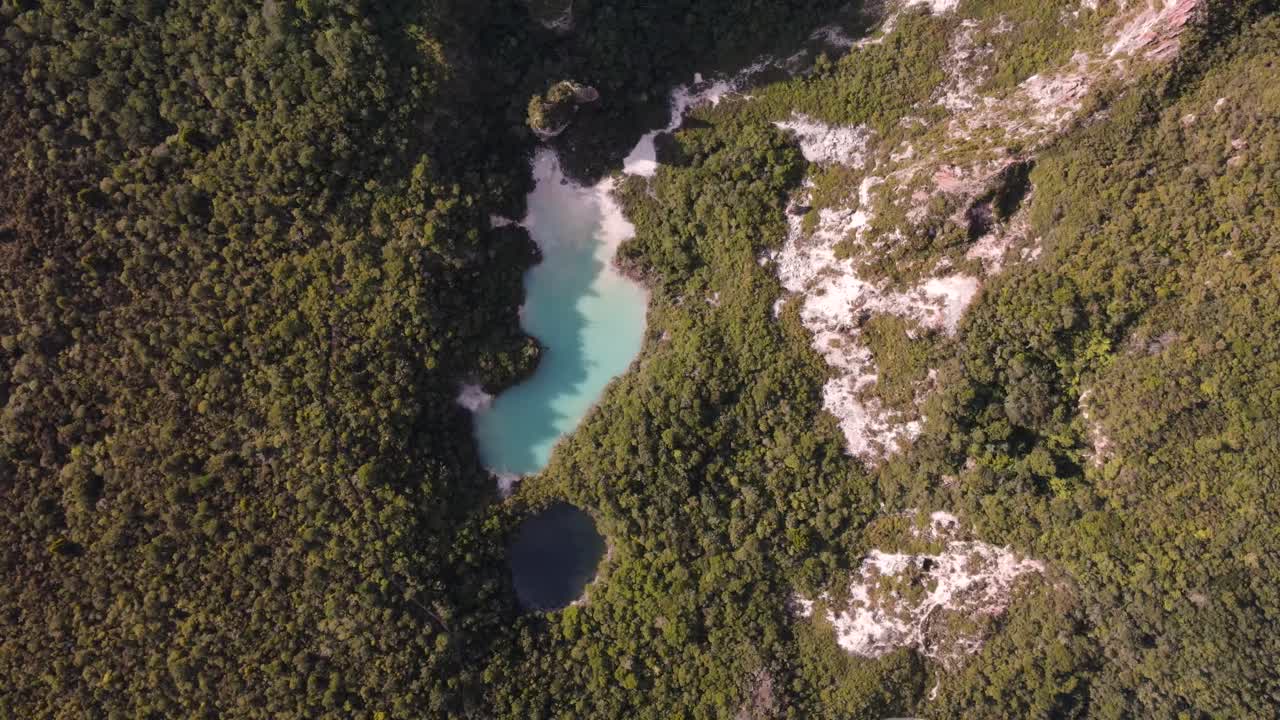 agua azul esmeralda del lago del cráter en la reserva escénica de la montaña arco iris en waiotapu, nueva zelanda
