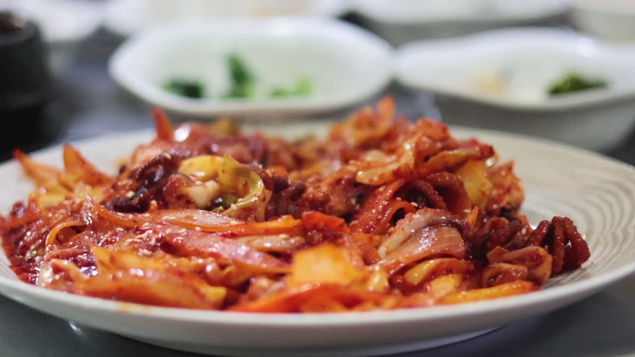 secuencia de preparación y servicio de un plato de pulpo picante