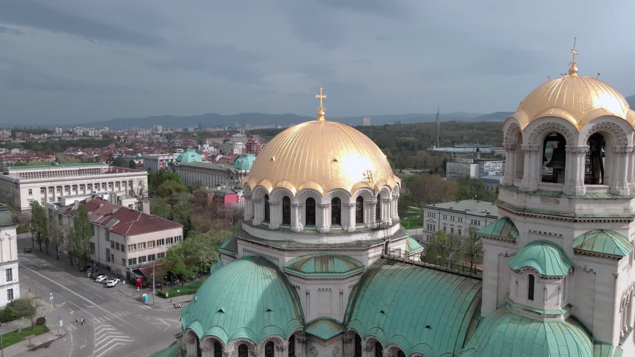 un avión no tripulado gira alrededor de la catedral de alexander nevsky en sofía, bulgaria