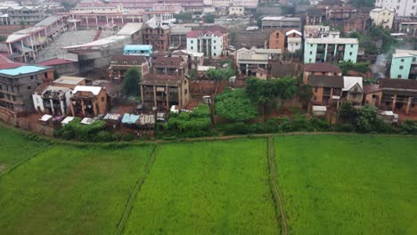 Urban-Farming-Aufnahme-Zeigt-Bauernhöfe-In-Einer-Stadt-Mit-Nebeneinander-Liegenden-Gebäuden-Und-Ackerland-In-Madagaskar,-Afrika