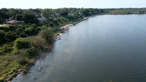 Descendiendo-Y-Empujando-Hacia-El-Sendero-Para-Bicicletas-A-Lo-Largo-Del-Lago-Muskegon