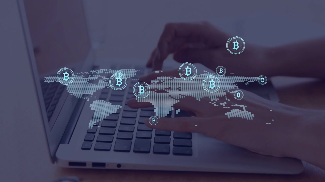 Donna che digita sulla tastiera del laptop, mani appoggiate, con una sovrapposizione di una mappa del mondo puntinata e icone Bitcoin che spuntano