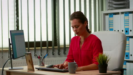 Lady-working-in-modern-office