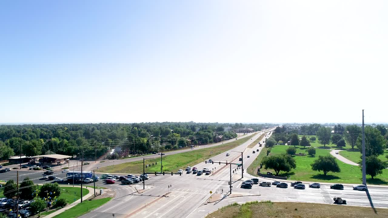 높은 수평선과 태양 출혈이 있는 도시 교차로의 설명 없는 공중 샷