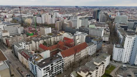 Vista-Aérea-De-Drones-De-Berlín,-Alemania-En-Un-Día-Nublado