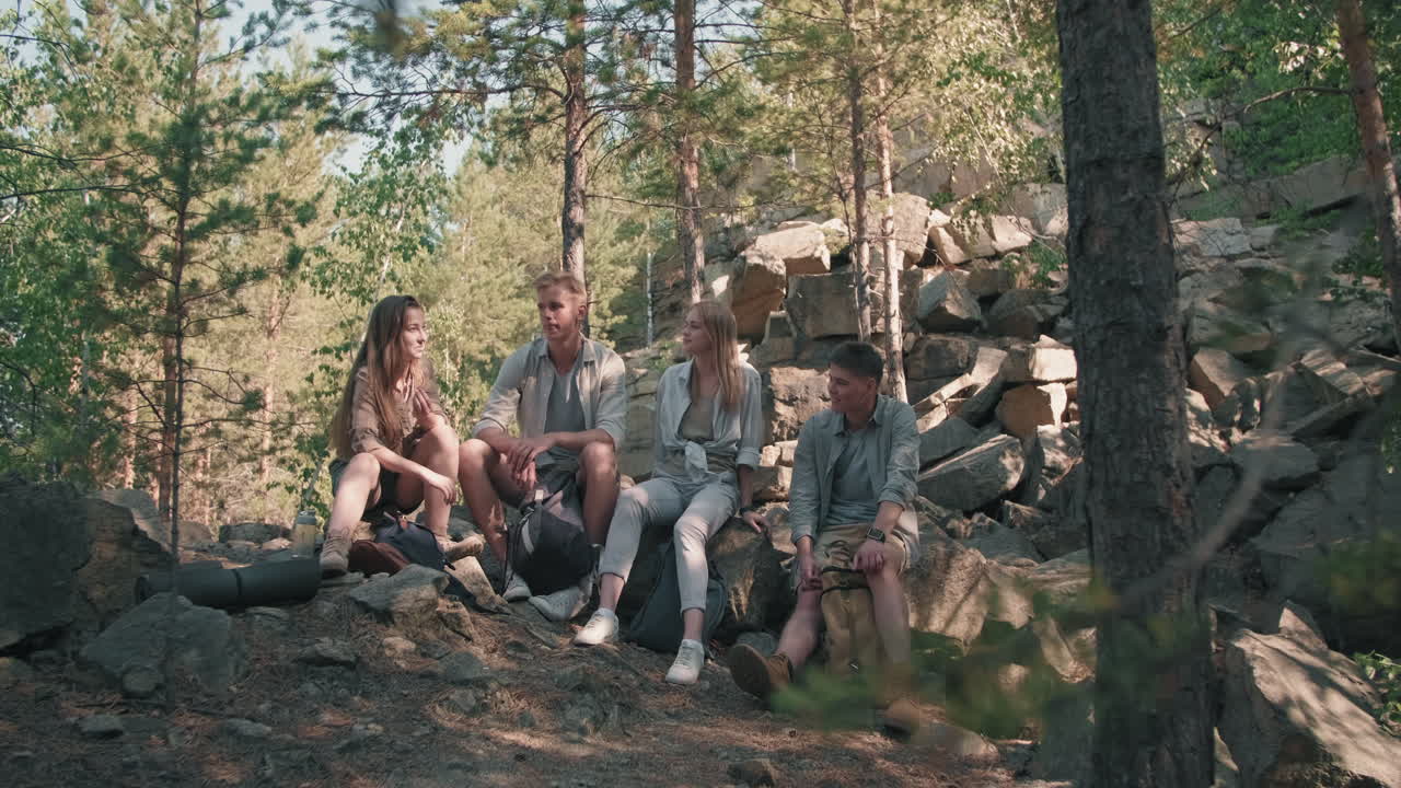 Unge venner som hviler på fottur