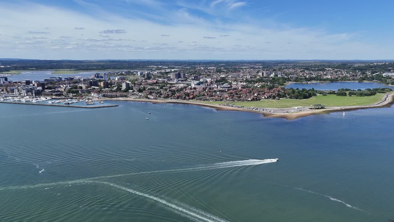 vista aérea de una ciudad costera