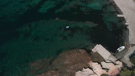 Felsige-Küste-Mit-Vegetation-An-Einem-Langen-Sandstrand-Im-Sommer