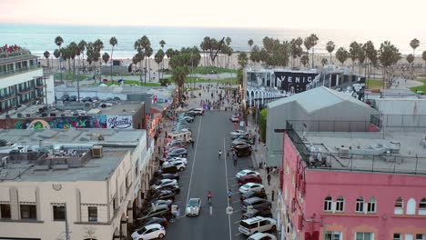 Venice-Neighbourhood-Town-To-Beach