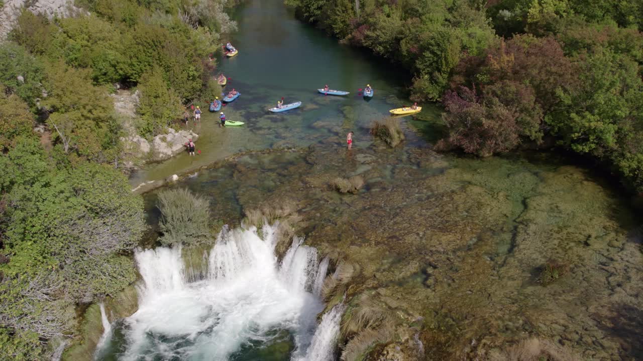 Vista aerea di kayak su fiume tranquillo vicino a cascata, Zrmanja, Croazia