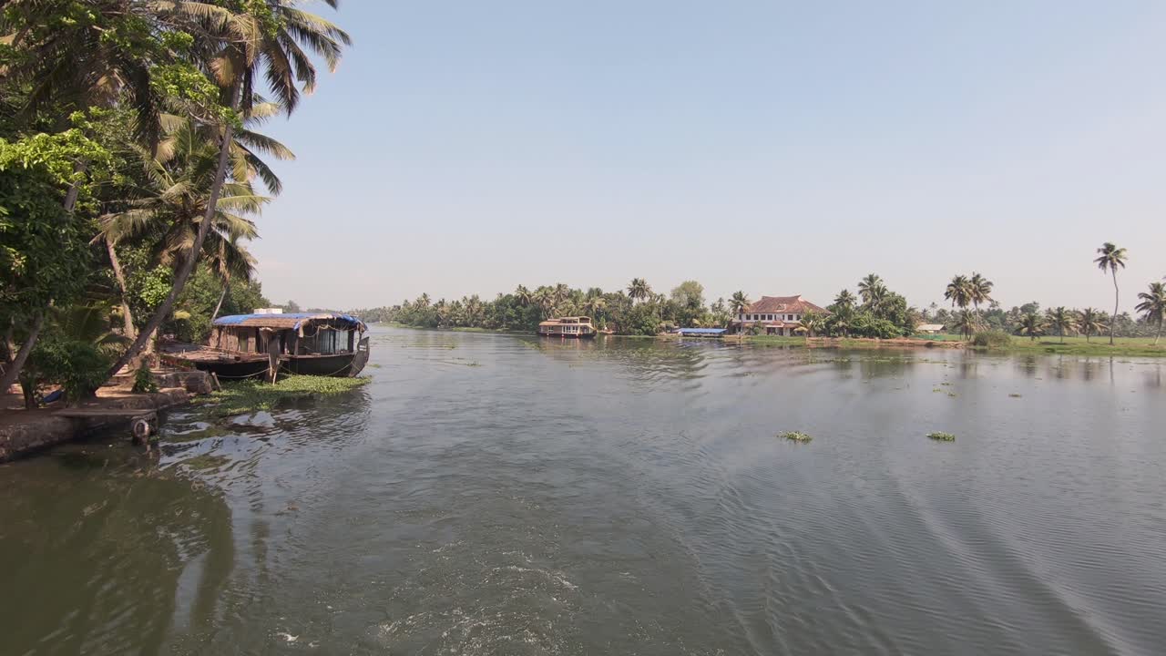 vista desde un velero de las orillas de los ríos habitados en alappuzha o alleppey, india