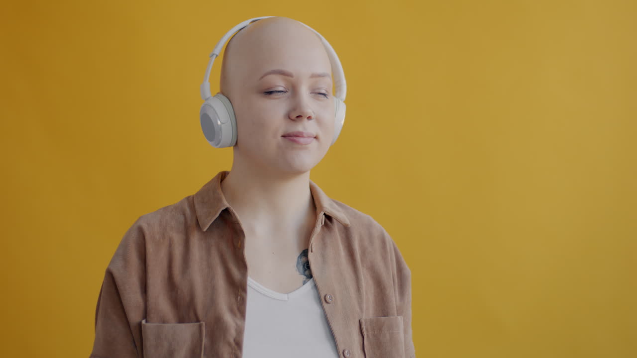 Donna che ascolta musica con le cuffie