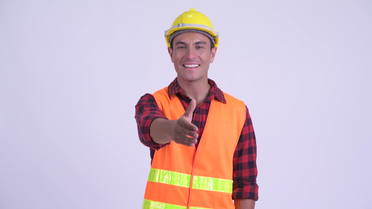 joven y guapo hombre hispano trabajador de la construcción