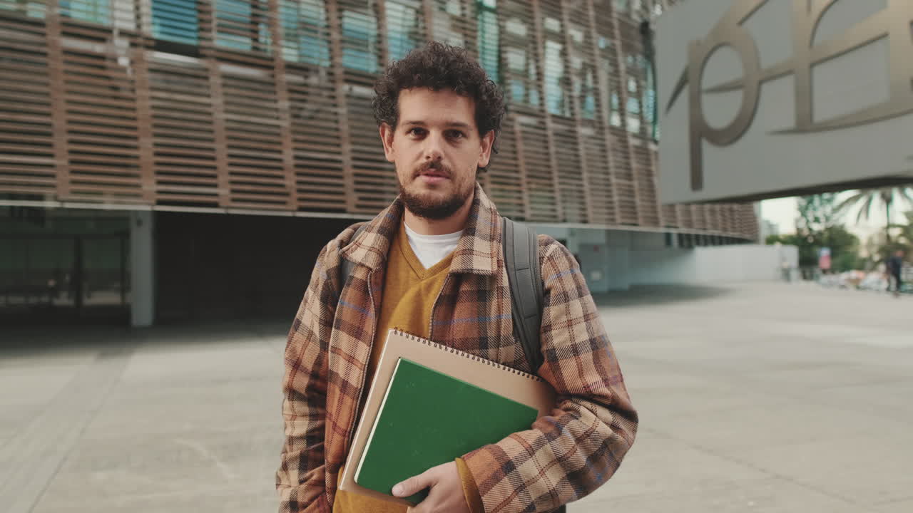 Estudante universitário no campus
