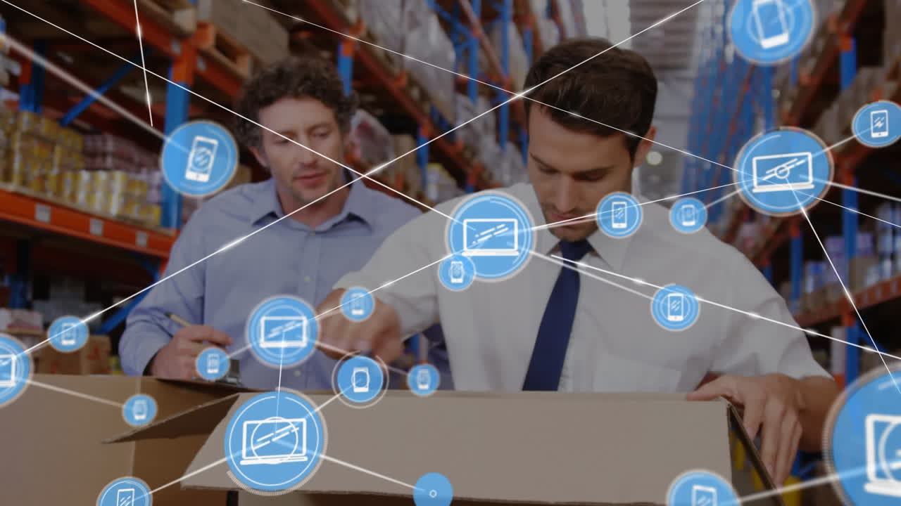 animación de conexiones de red con iconos de teléfonos inteligentes y computadoras portátiles y trabajadores en segundo plano