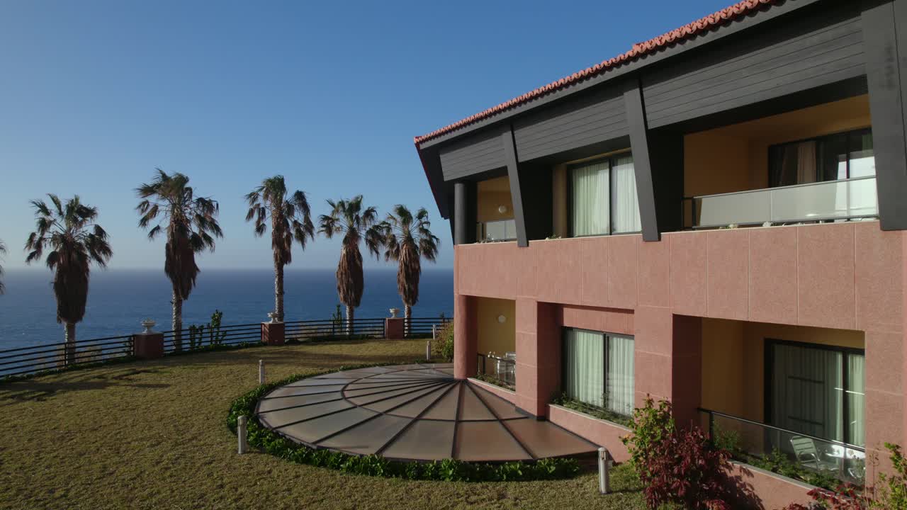 hotel moderno con vistas al océano