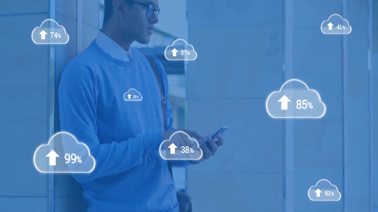 animación de nubes con flechas y porcentaje subiendo sobre hombre biracial usando teléfono inteligente
