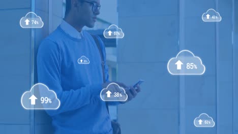 animación de nubes con flechas y porcentaje subiendo sobre hombre biracial usando teléfono inteligente