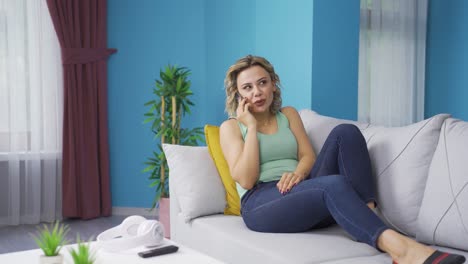 Woman-talking-on-the-phone-with-a-happy-expression.