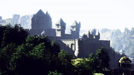 castillo histórico rodeado de árboles exuberantes y montañas durante el día