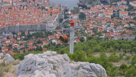 Gondola-descending-down-in-Dubrovnik,-Croatia