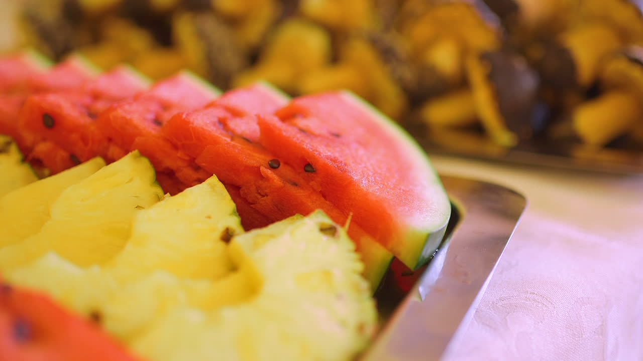 frutas frescas de arbusto y piña en un plato